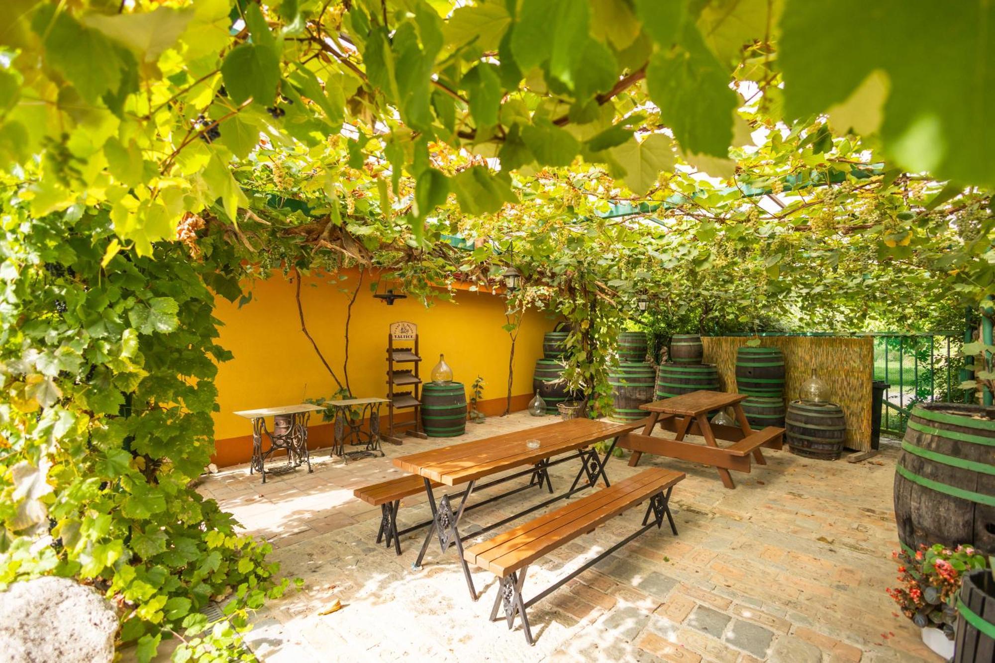 Penzion Moravska Oaza Valtice Exterior foto